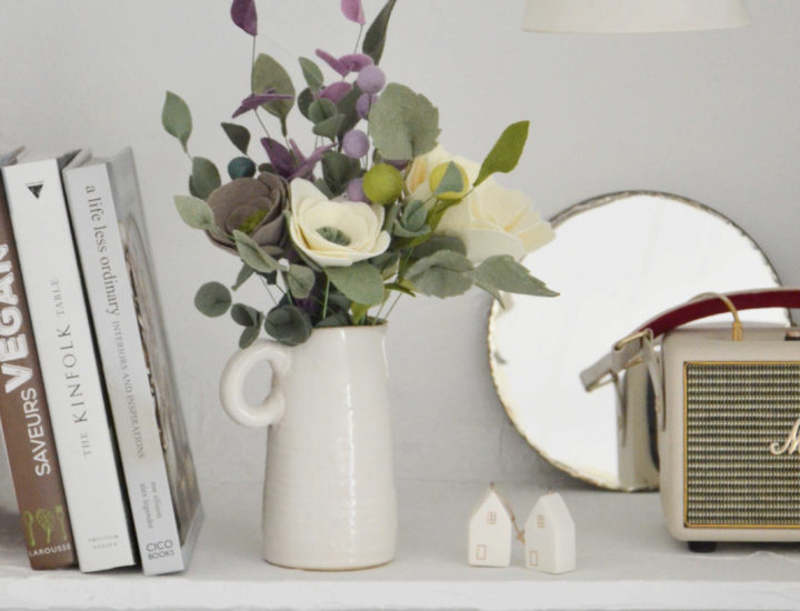 Atelier fleurs en laine feutrée, bouquet dans un vase blanc