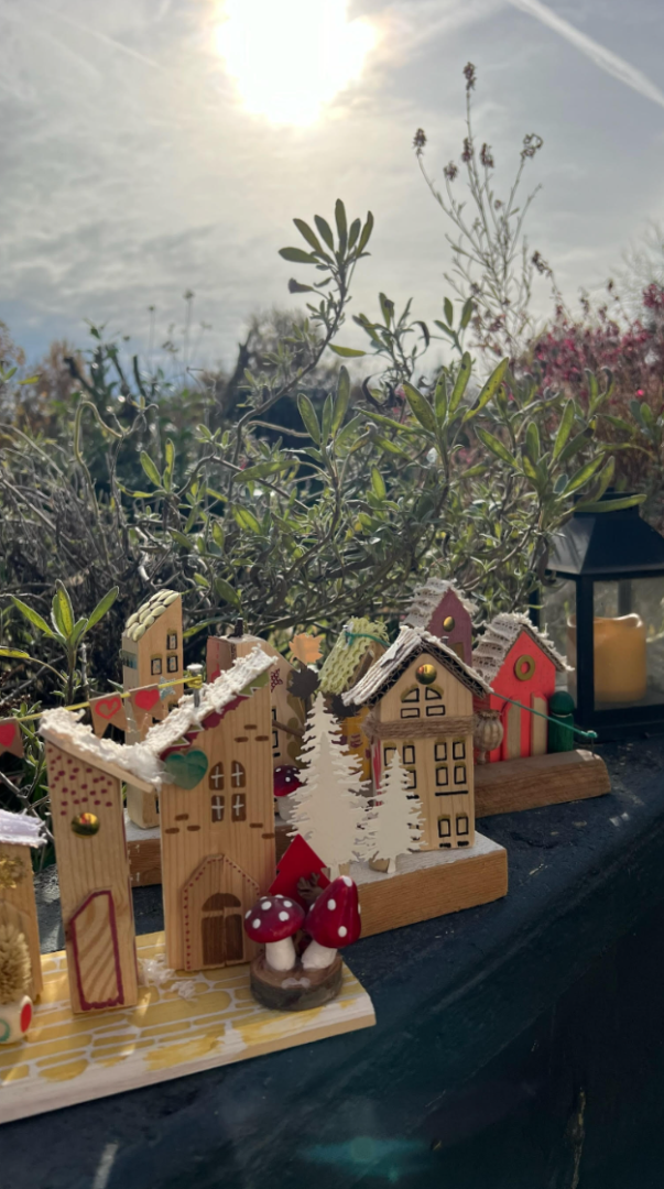 petites chalets en bois sous un soleil éclatant