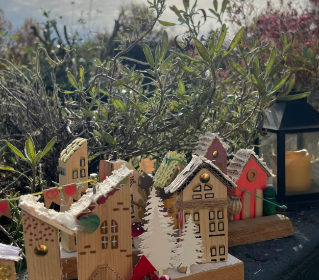 petites chalets en bois sous un soleil éclatant